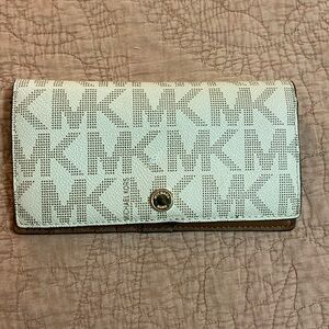 Authentic Michael Kors Vanilla Signature wallet